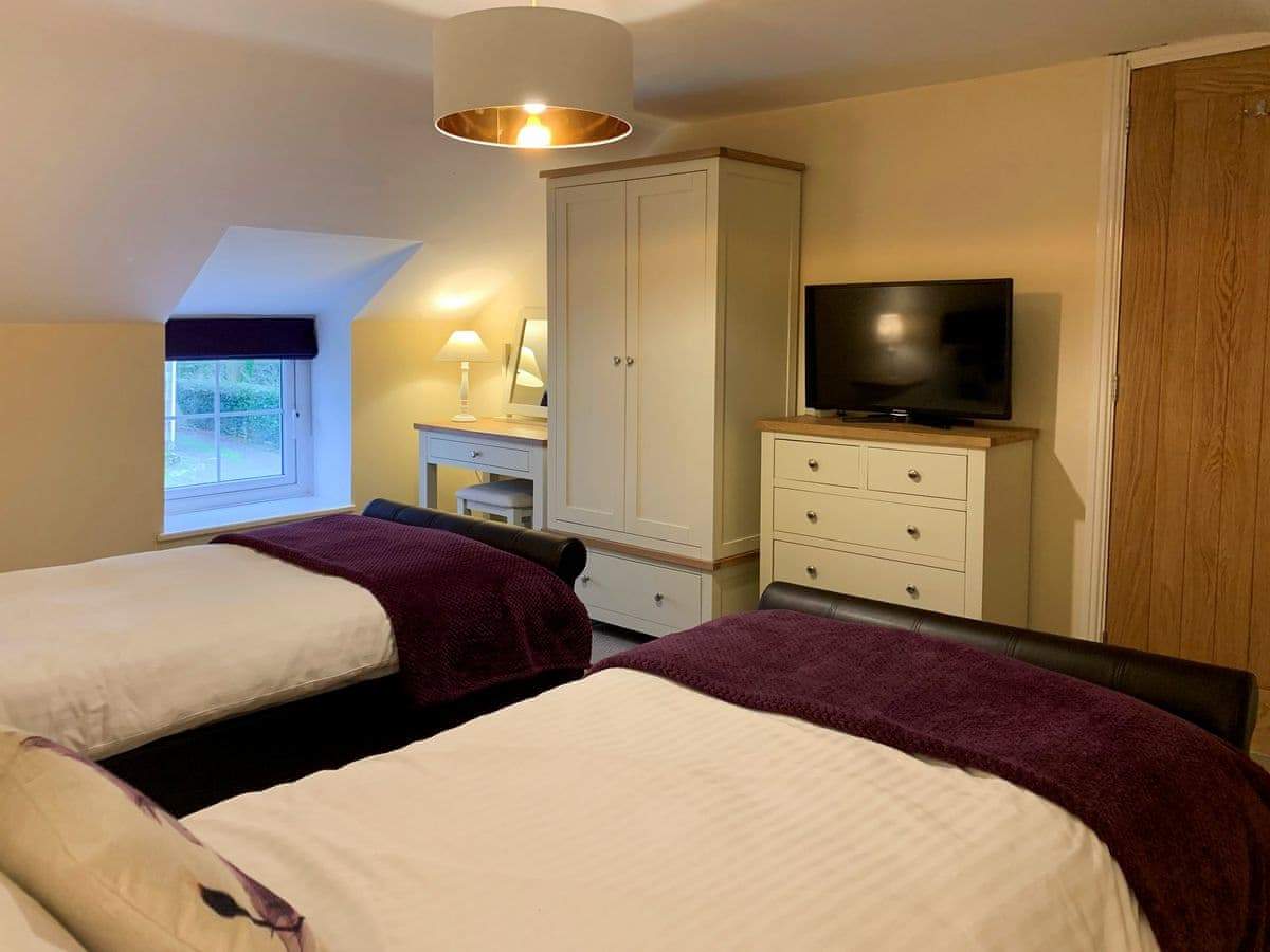 Rosemary Cottage Twin Bedroom With TV